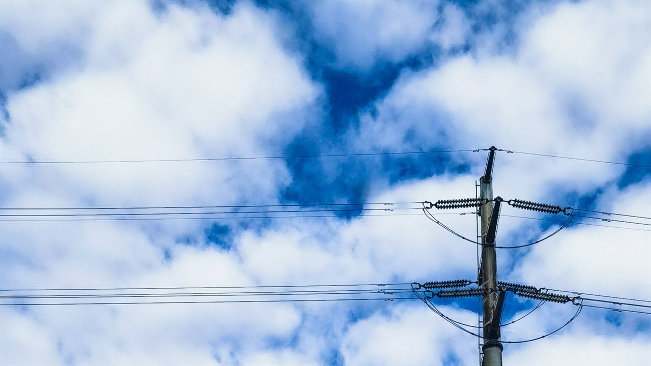 电线杆 · 云隙天光